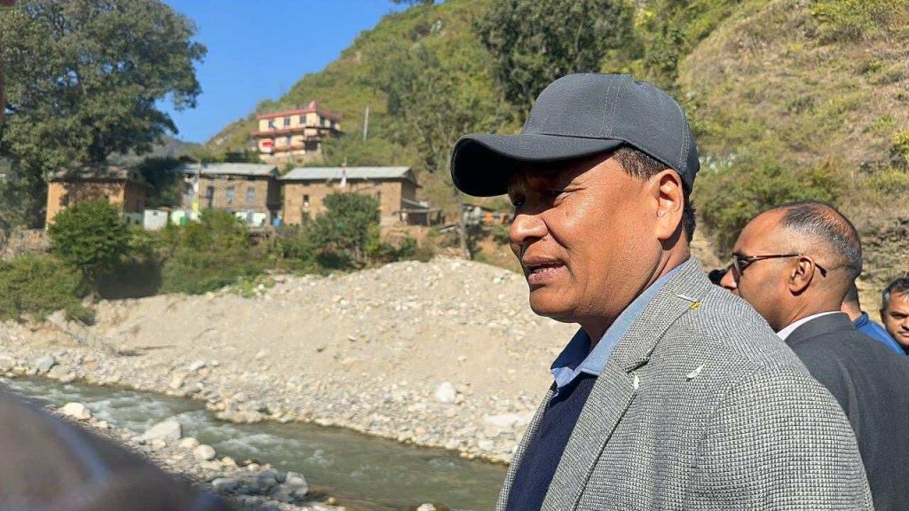 कुलमानले गरे विपद् प्रभावित रोशी क्षेत्रको निरीक्षण
