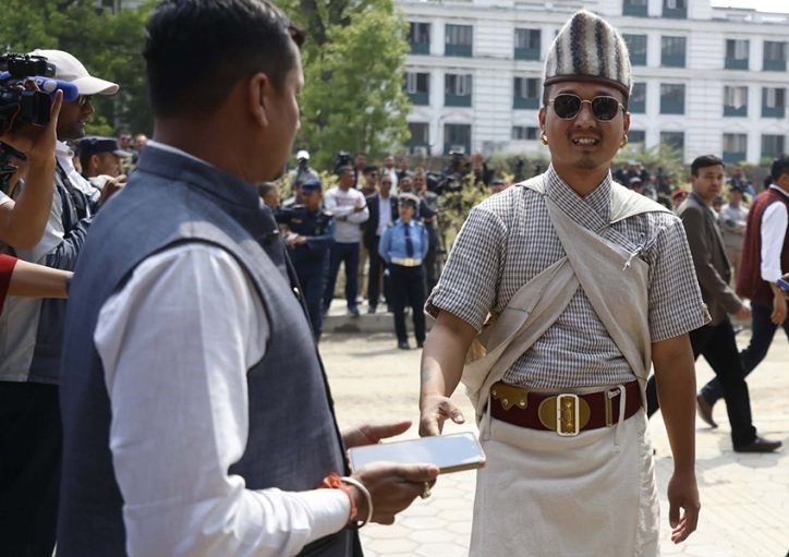 सुदन ठाँटिए गुरुङ पहिरनमा, भांग्रा र कछाडले चिरिच्याट्ट