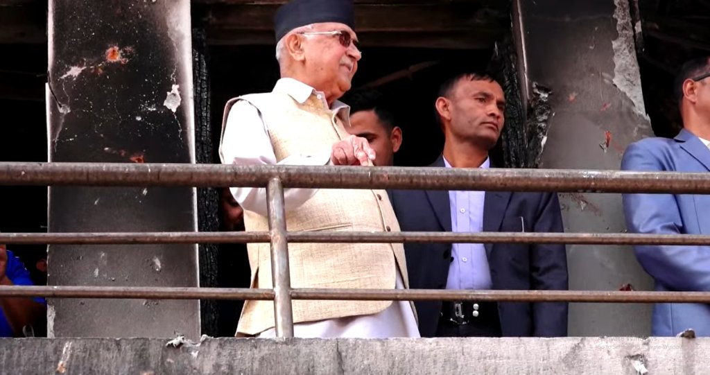 खण्डहर बनाइएको घर हेर्न पुगेका केपीले भने : अपराधिको संरक्षक गृहमन्त्री हुन्