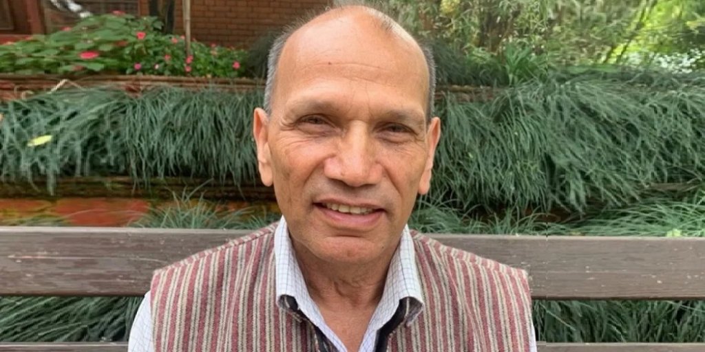 को हुन् बालानन्द शर्मा ?