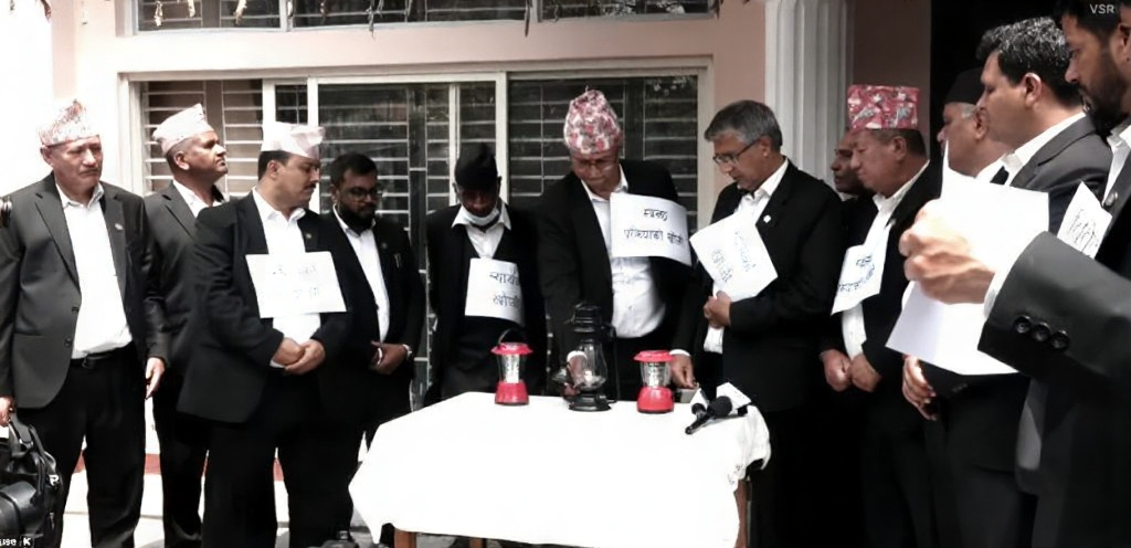 सर्वोच्च अदालतको अवस्थाप्रति नेपाल बारको सांकेतिक विरोध, दिउँसै लालटिन बालेर प्रदर्शन