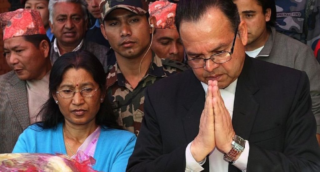 सहयोग उठाएर पत्नीको उपचार गर्दै झलनाथ, ओलीले दिएका थिए ३० लाख